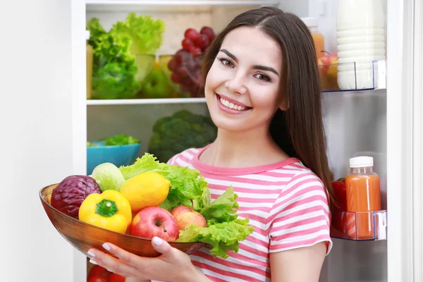 Mujer joven con frutas y verduras — Foto de Stock