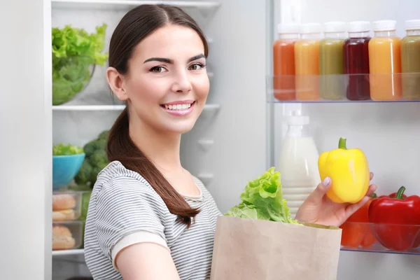 Junge Frau mit Einkaufskasten — Stockfoto