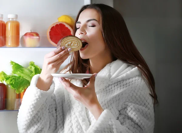 Mujer comiendo alimentos poco saludables — Foto de Stock