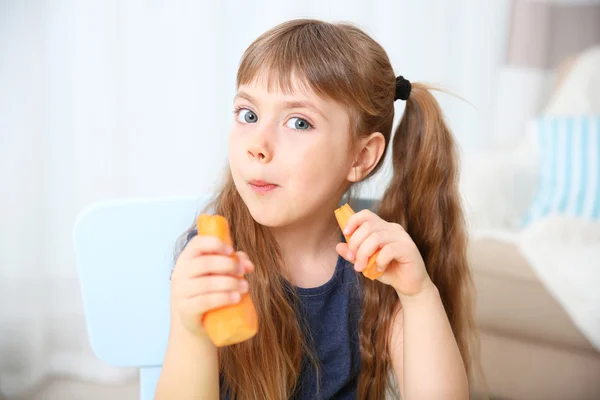 Menina com cenoura — Fotografia de Stock