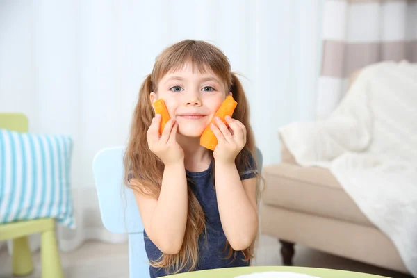 Menina com cenoura — Fotografia de Stock