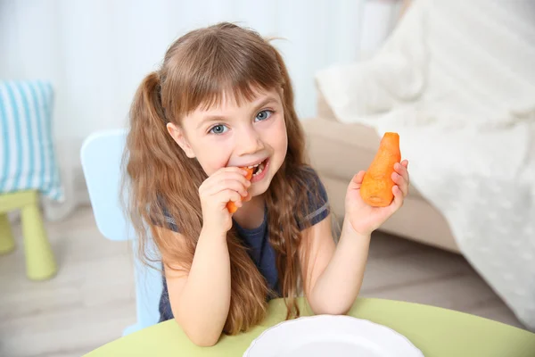 Menina com cenoura — Fotografia de Stock