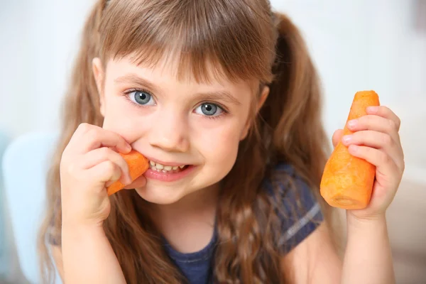 Little girl with carrot — Stock Photo, Image