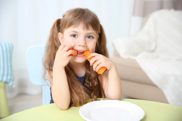 Menina com cenoura — Fotografia de Stock