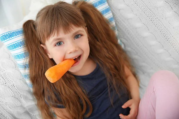 Kleines Mädchen mit Karotte — Stockfoto