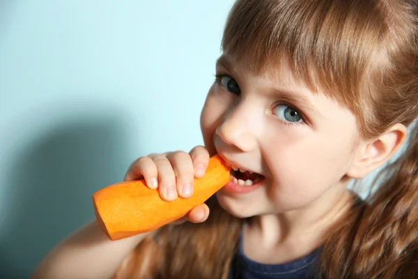 Menina com cenoura — Fotografia de Stock