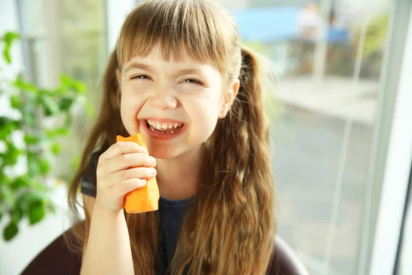 Meisje met wortel — Stockfoto