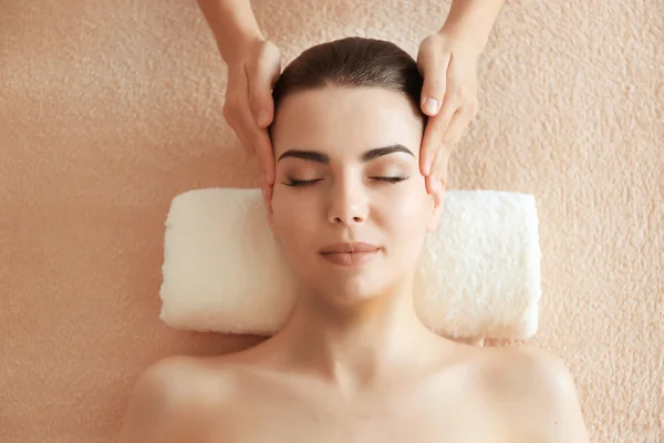 Femme ayant massage spa — Photo