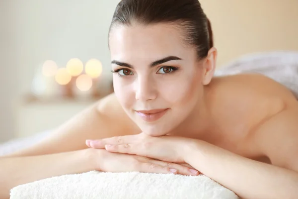 Hermosa mujer en el salón de spa — Foto de Stock