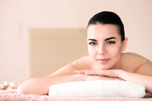 Hermosa mujer en el salón de spa — Foto de Stock