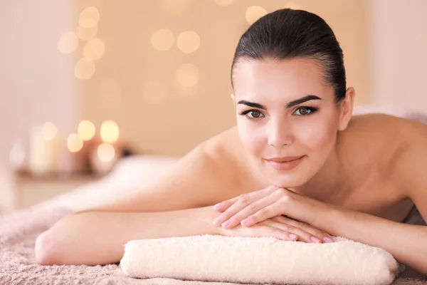 Schöne Frau im Wellness-Salon — Stockfoto