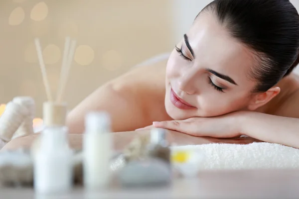 Hermosa mujer en el salón de spa — Foto de Stock