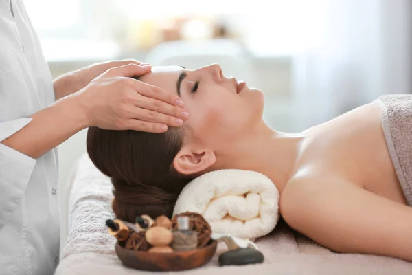 Vrouw met spa massage — Stockfoto