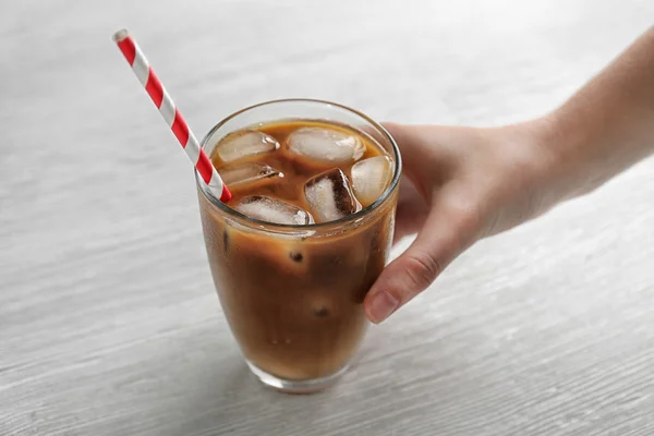 Frau mit kaltem Kaffee — Stockfoto