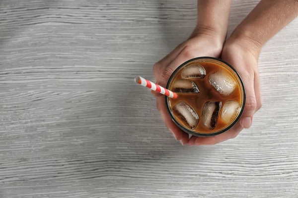 Vrouw bedrijf koude koffie — Stockfoto