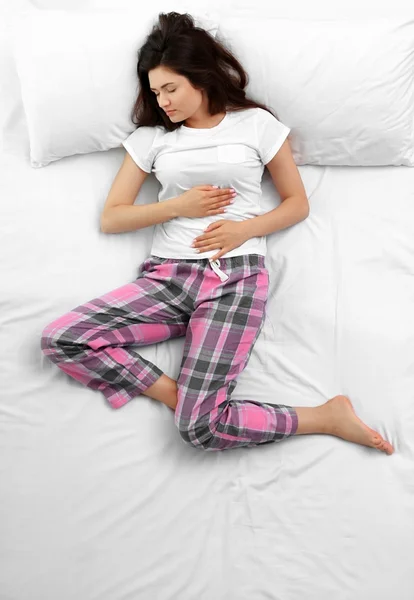 Mujer hermosa en la cama —  Fotos de Stock