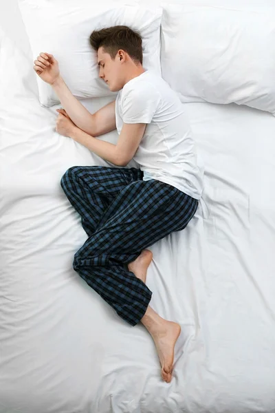 Pria tampan di tempat tidur — Stok Foto