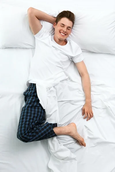 Красивый мужчина в постели — стоковое фото