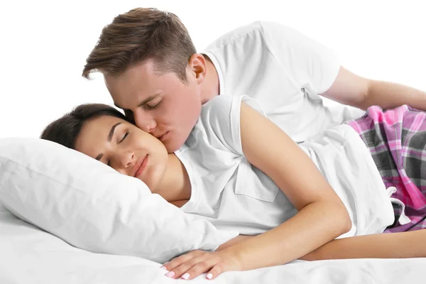 Echtpaar in bed, geïsoleerd op wit — Stockfoto