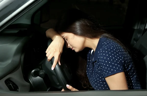 Dziewczyna zasypia w samochodzie — Zdjęcie stockowe