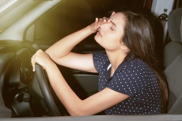 Mädchen schläft im Auto ein — Stockfoto