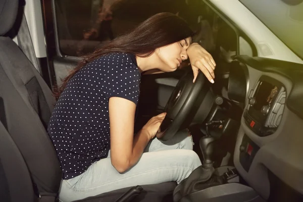 Mädchen schläft im Auto ein — Stockfoto