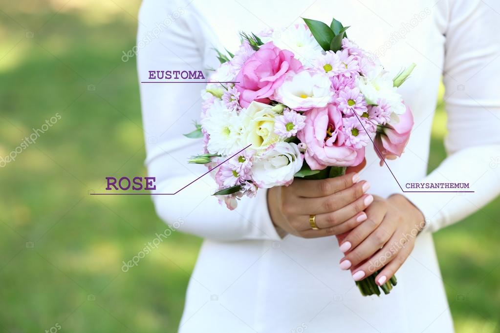 boeket met bloemen namen in handen — stockfoto © belchonock #113616546
