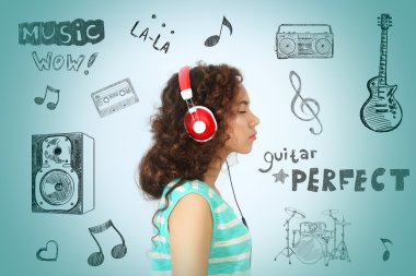 Kulaklıkla müzik dinleyen kadın.