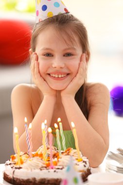 Doğum günü pastalı kız.