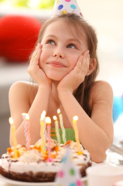 Doğum günü pastalı kız.