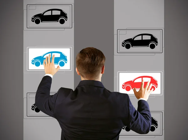 Hombre de negocios tocando icono de coche — Foto de Stock