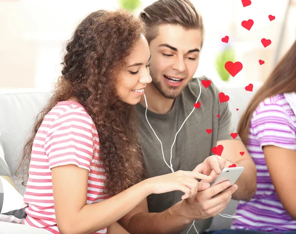 Teenager couple listening to music — Stock Photo, Image