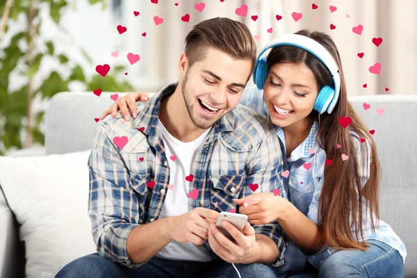 Teenager couple listening to music — Stock Photo, Image