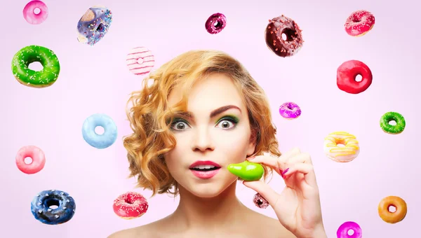 Menina bonita com donuts coloridos — Fotografia de Stock