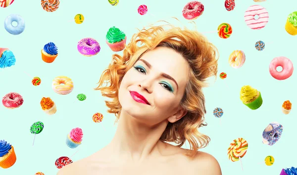 Mooi meisje met kleurrijke lollies — Stockfoto