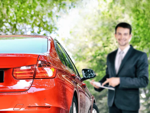 Carro vermelho e empresário com tablet — Fotografia de Stock