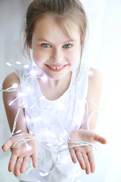 Işık garland, küçük kız — Stok fotoğraf