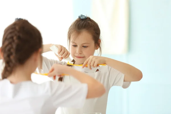 可爱的女孩，用牙刷 — 图库照片