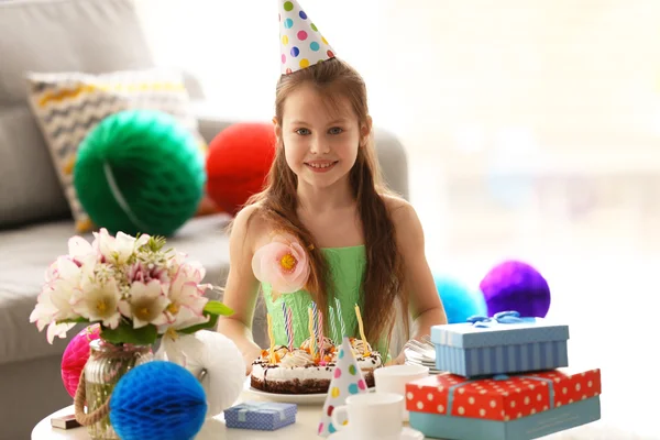 Dziewczyna z tortem urodzinowym — Zdjęcie stockowe