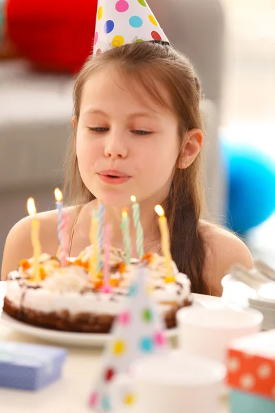 Fille avec gâteau d'anniversaire — Photo