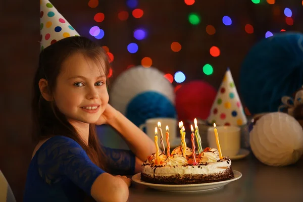 Menina com bolo de aniversário — Fotografia de Stock