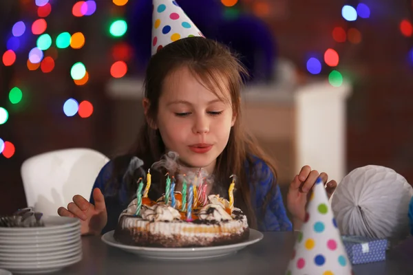 Chica con pastel de cumpleaños — Foto de Stock