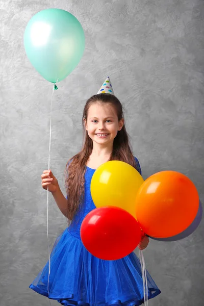 Söt flicka med färg ballonger — Stockfoto