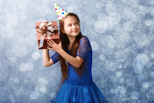 Девушка с подарочной коробкой на фоне — стоковое фото