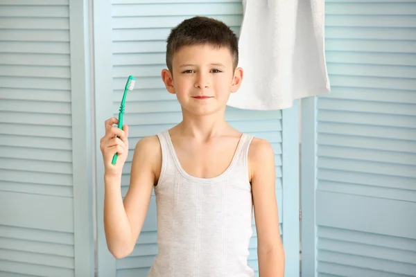 Niño con cepillo de dientes — Foto de Stock