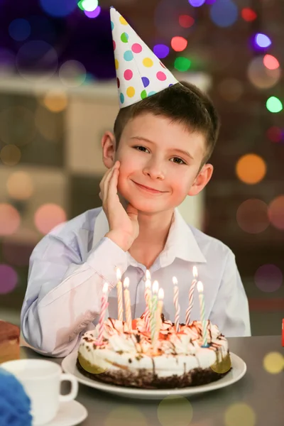 Rapaz feliz com bolo — Fotografia de Stock