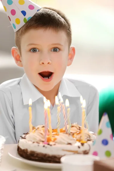 ケーキで幸せな少年 — ストック写真