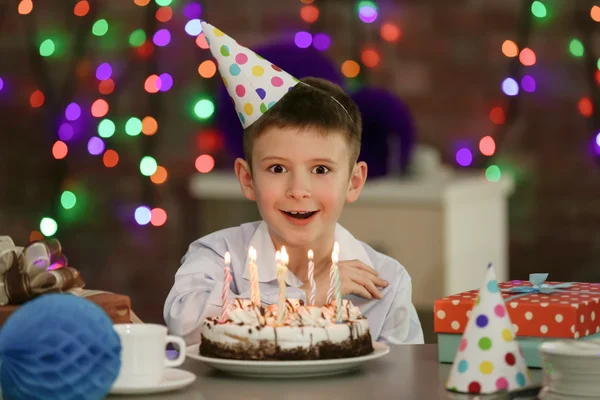 Boldog fiú torta — Stock Fotó