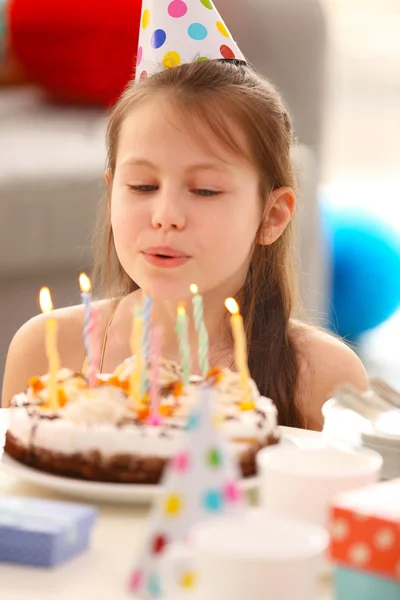 Chica con pastel de cumpleaños Imágenes De Stock Sin Royalties Gratis