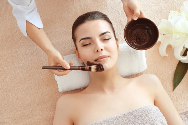 Vrouw met spa procedure op gezicht — Stockfoto